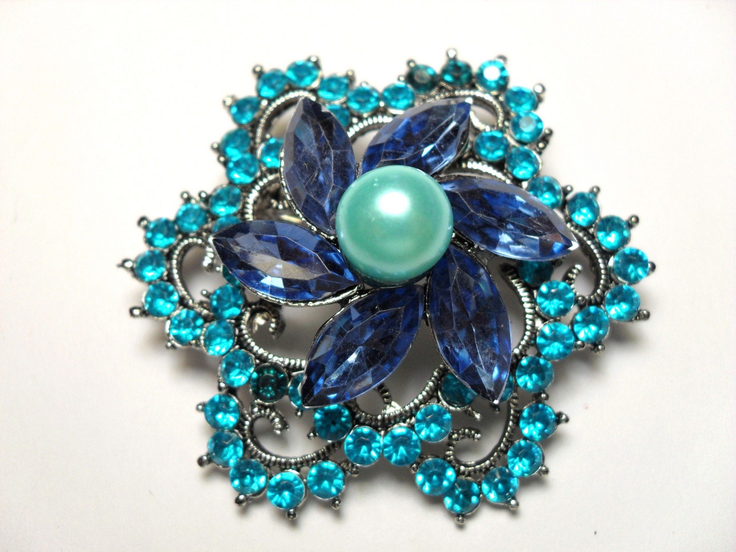 FREE SHIPPING BLUE FLOWER VORTEX VINTAGE REPRODUCTION AMAZING BROOCH