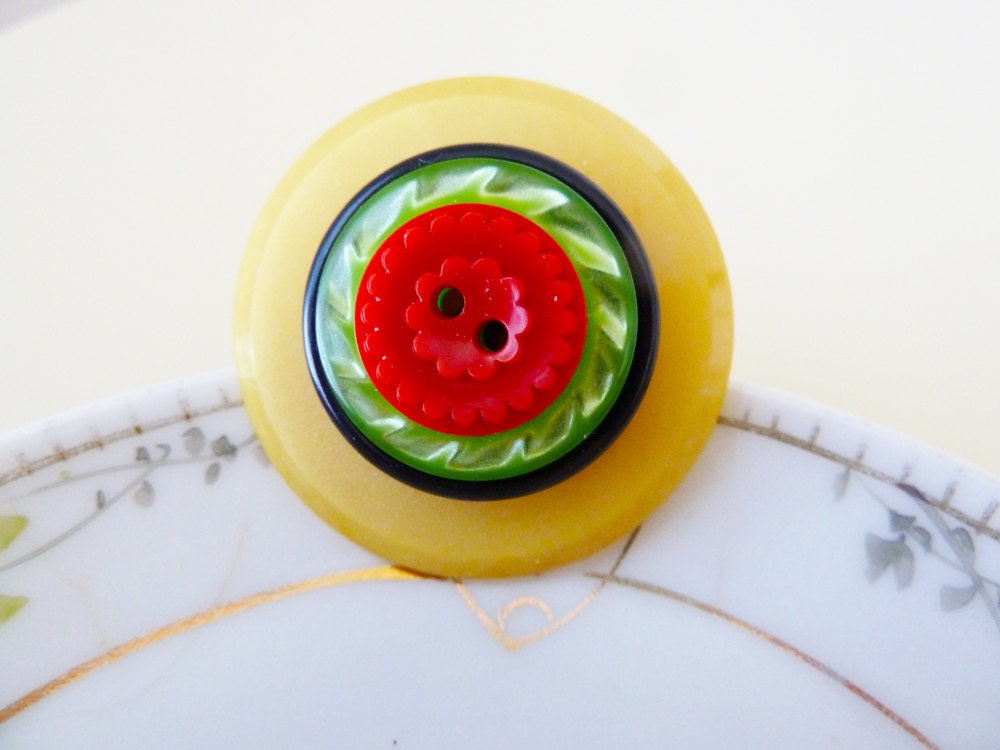 One Love Rasta Colors Vintage Button Pin in Yellow Red Black Green