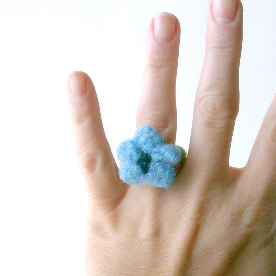 felted flower ring - blue sky / midnight - size large