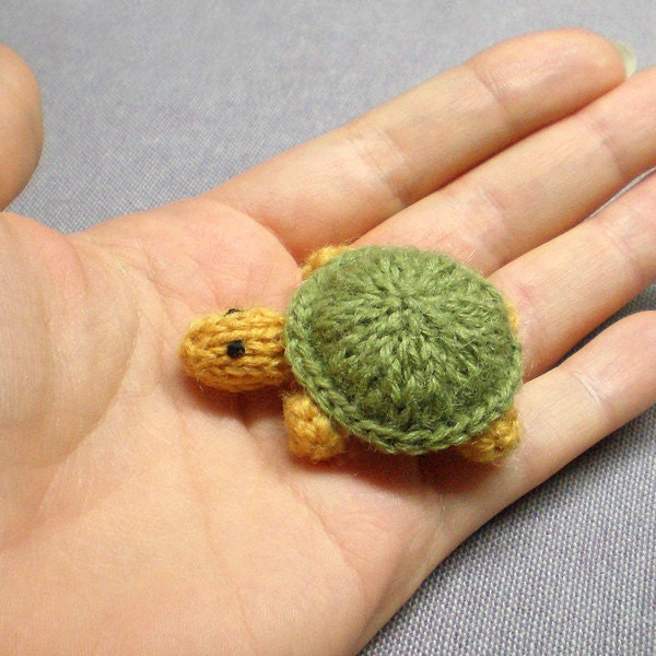 Magnet - Timid Turtle (green) - Knitted and Crocheted
