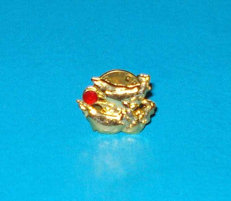 Vintage 1950s Three Hens Red Enamel Gold Pin Brooch