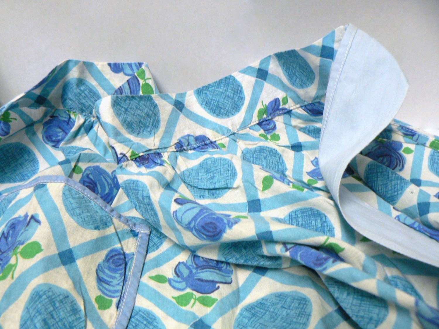 Blue ROSES Checked Vintage APRON, Women's Kitchen Cooking Baking, Housewarming Hostess