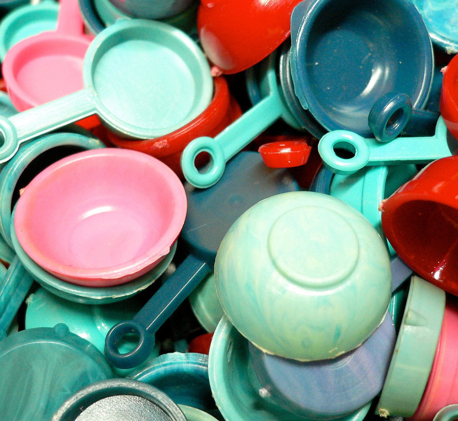 12pcs 60s Vintage Tiny DOLL KITCHENWARE DISHES Contrasting Kitsch