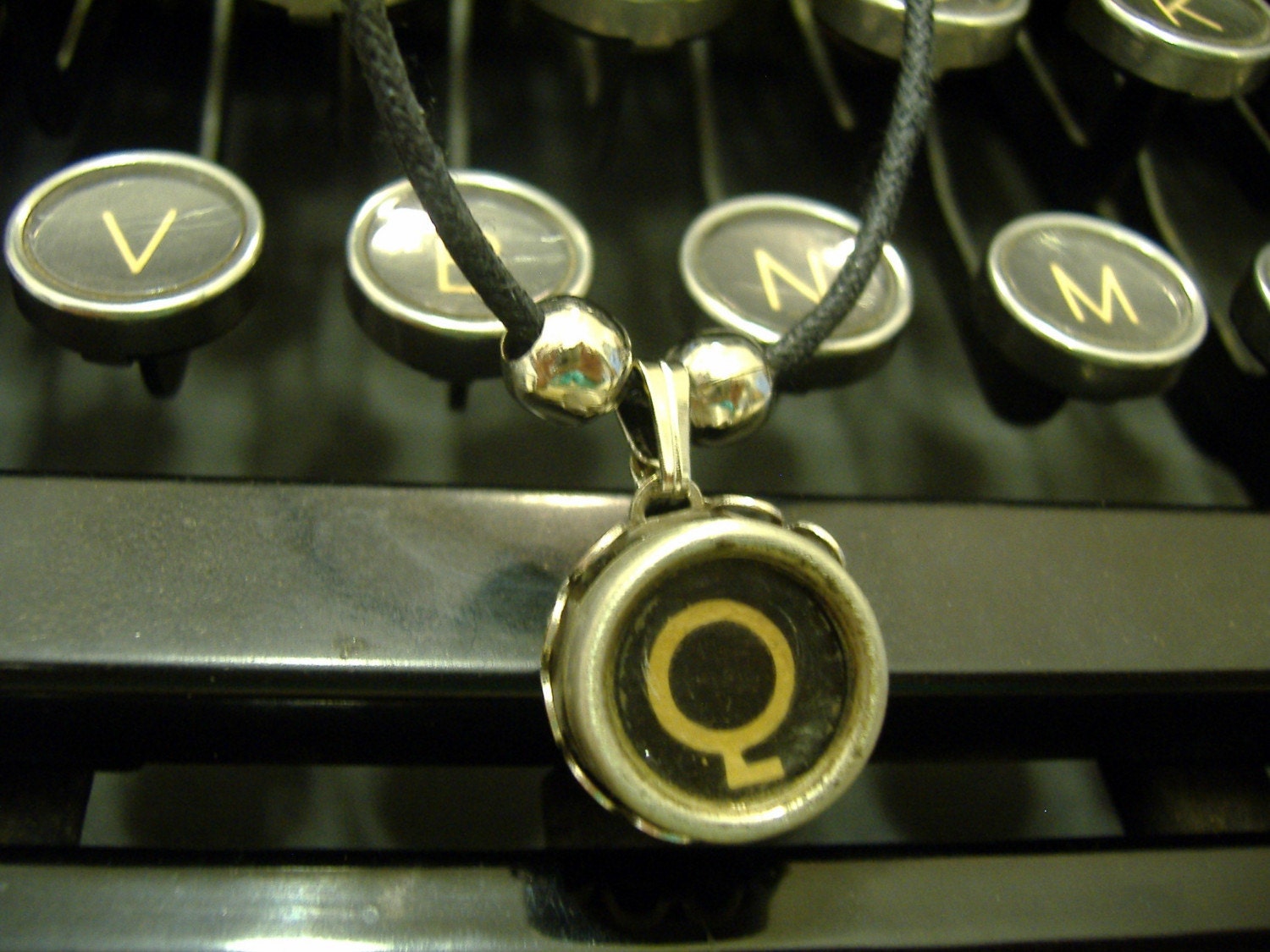 INITIAL Q VINTAGE TYPEWRITER KEY NECKLACE BLACK KEY RETRO FUN