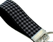 Wrist Key Chain in Charcoal Houndstooth