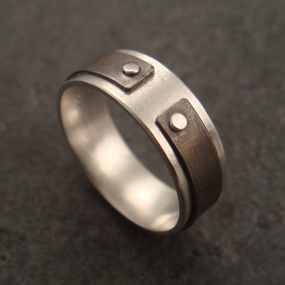 Narrow the Gap: a ring in sterling silver and titanium