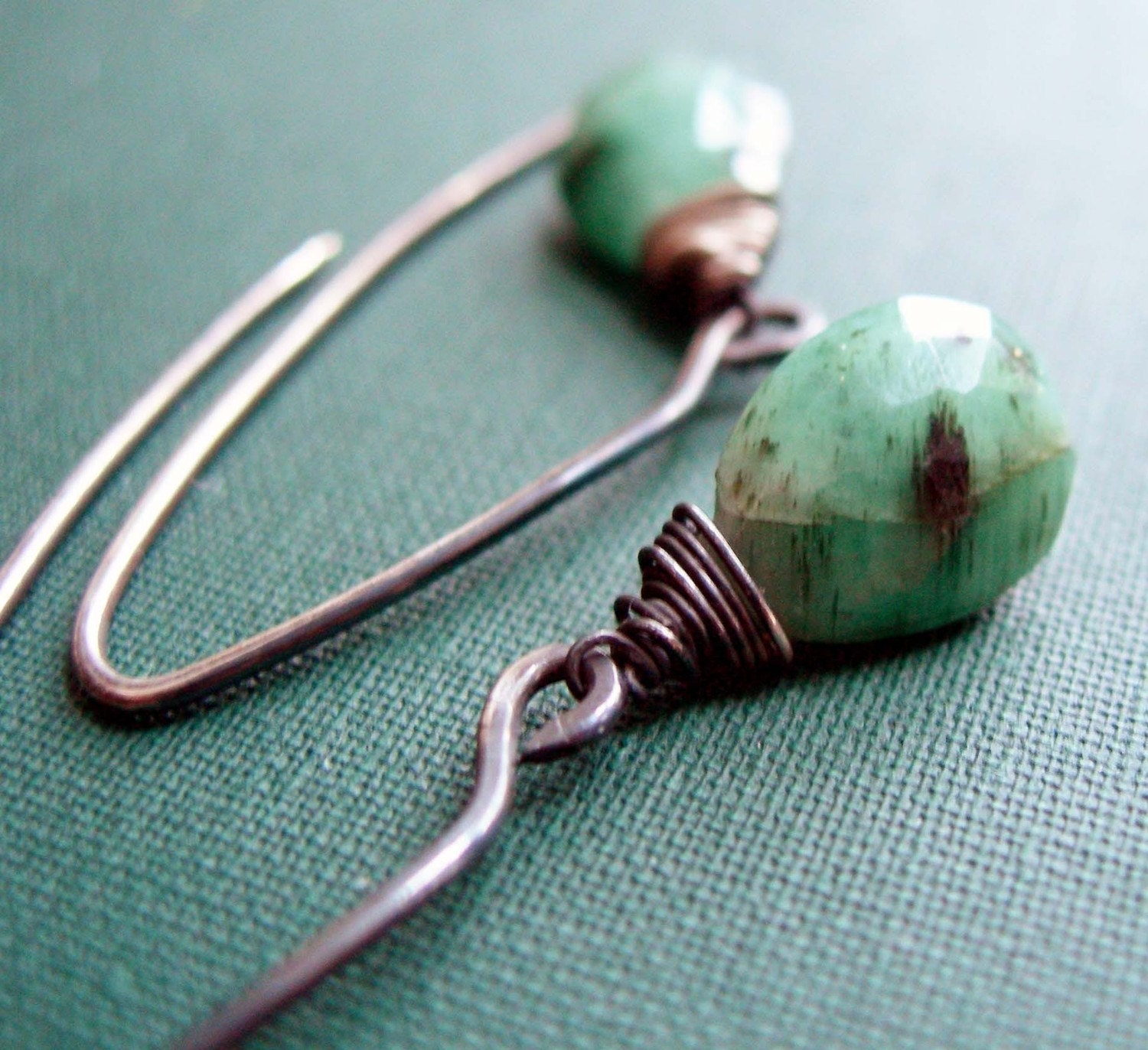 Whispering Colors - Emerald and Oxidized Silver Earrings