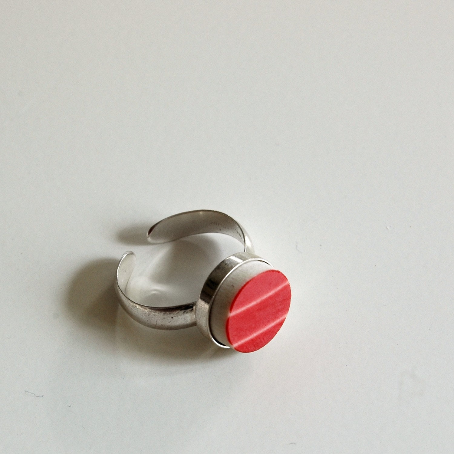 Sterling Silver Simple Circle Broken Plate Ring - Red Striped - Recycled China