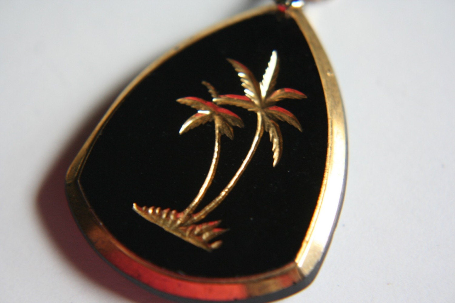 Vintage 1970s Black Glass Intaglio Palm Tree Pendant Necklace Costume Jewelry