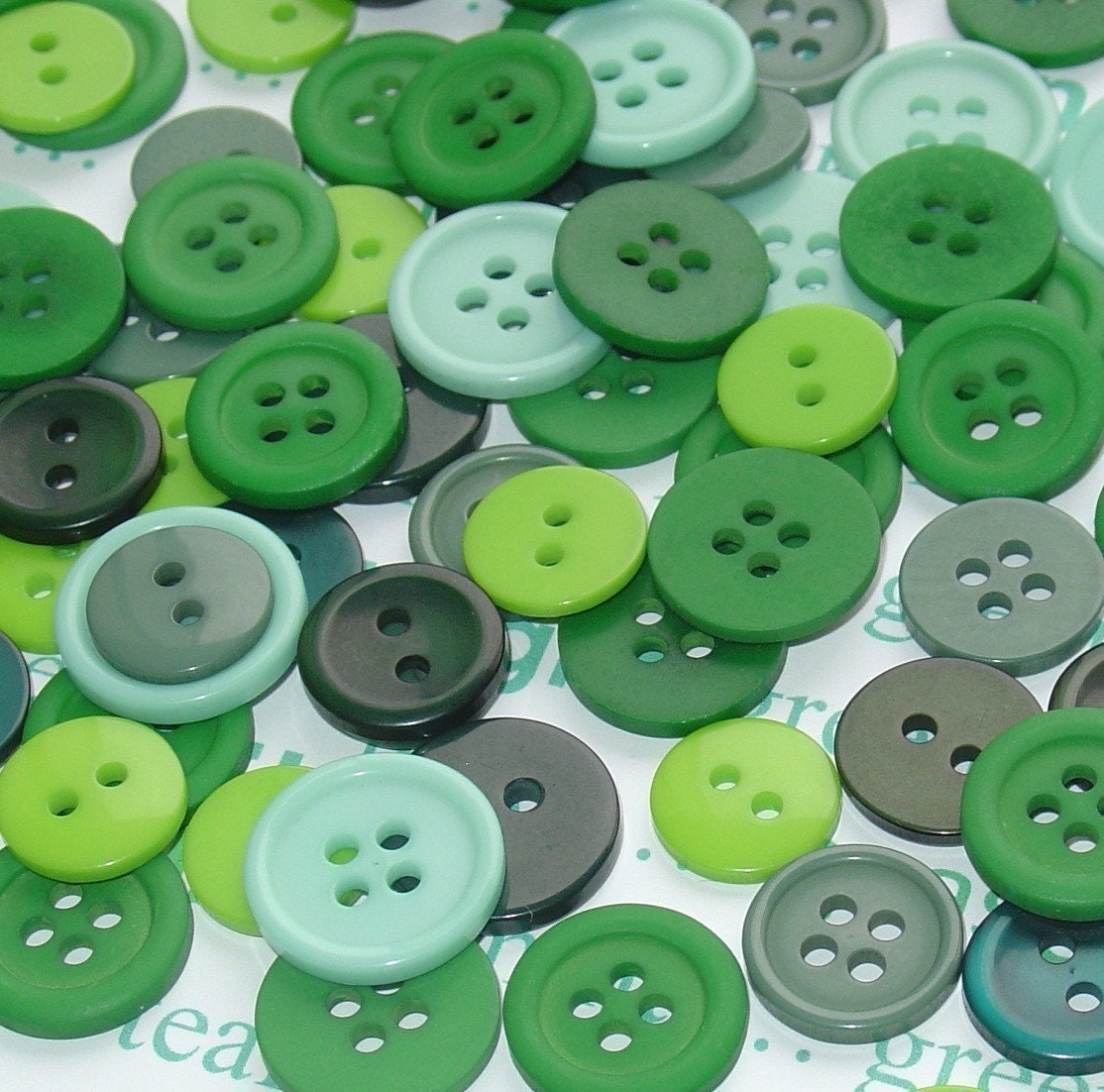 green buttons / 100 pieces assorted