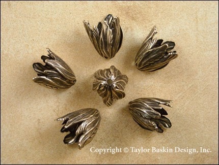 Flower Beadcap in Antiqued Polished Brass (1932 AG) - 6 pieces