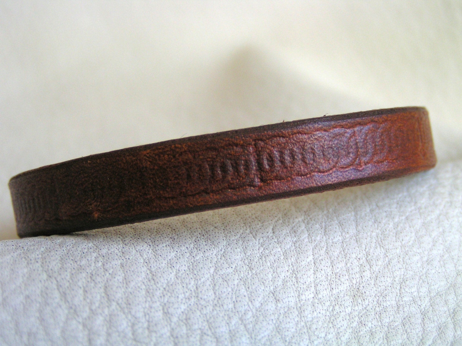 Tiny rings brown leather cuff
