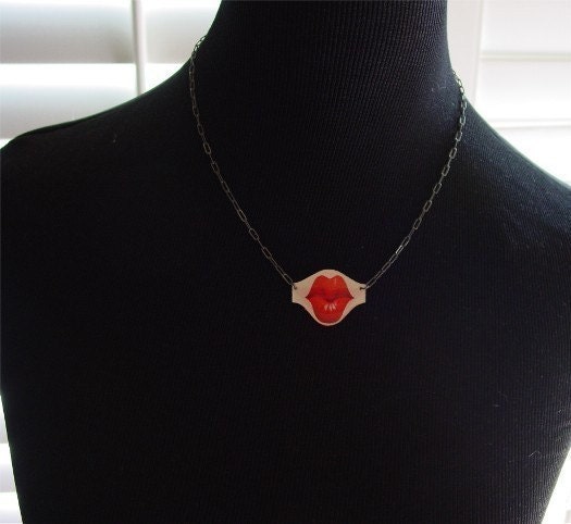 Kiss. Smooching Necklace.