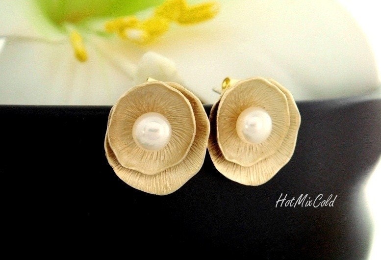 Gold Lotus leaf and Freshwater White Pearl on Sterling Silver Post Earrings, Mother Jewelry, Birthday, Wedding Jewelry, Bridesmaid gifts