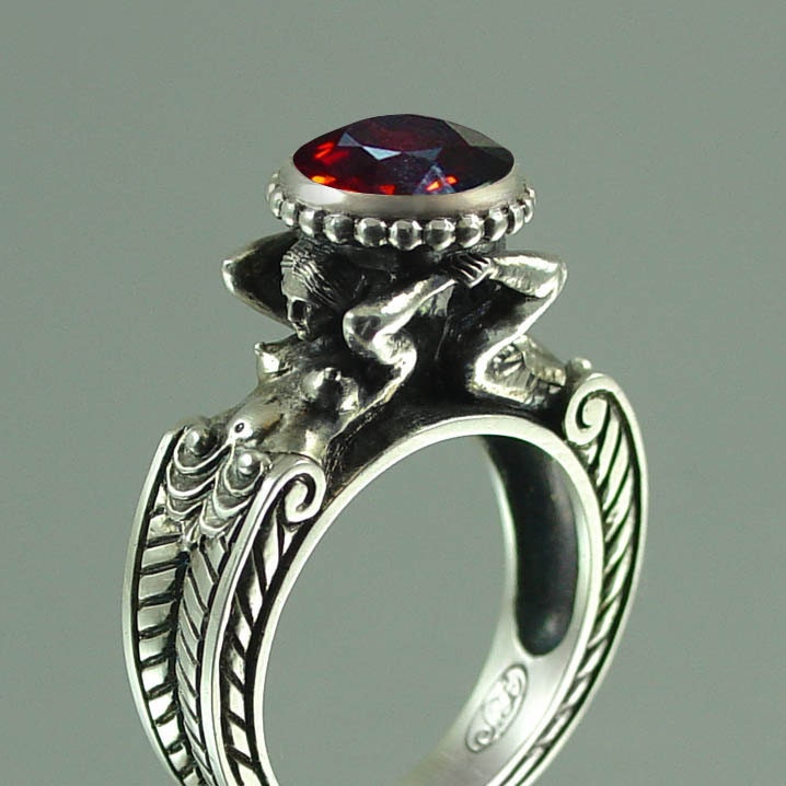 CARYATID Sterling Silver Ring with faceted Garnet