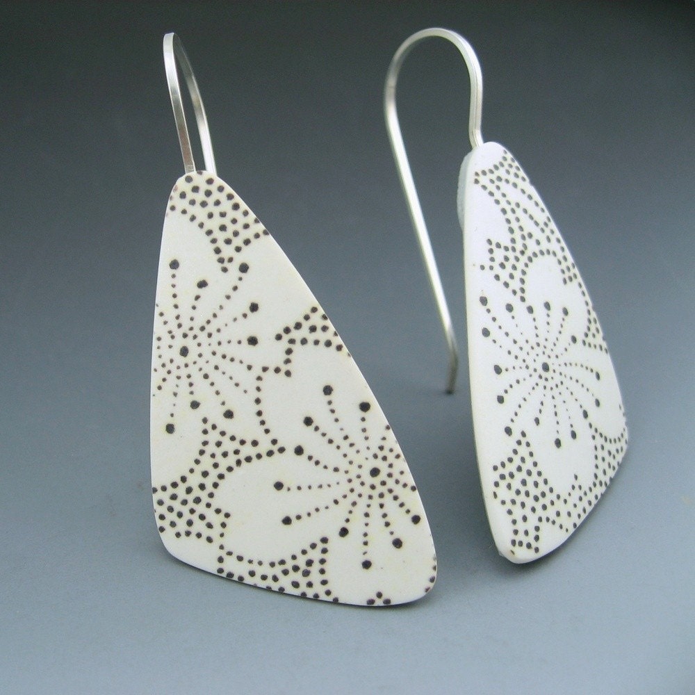 Modern and simple polymer clay black and white triangle earrings with abstract flower design
