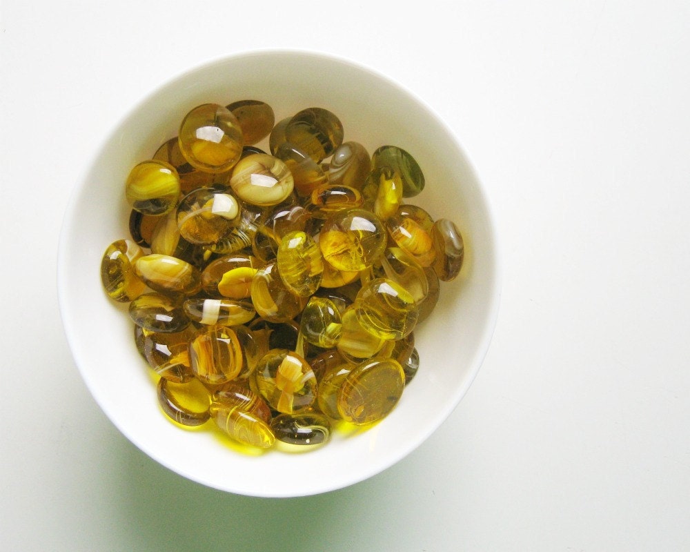12 Glass Gems Marbled Yellow in a Square Tin Box