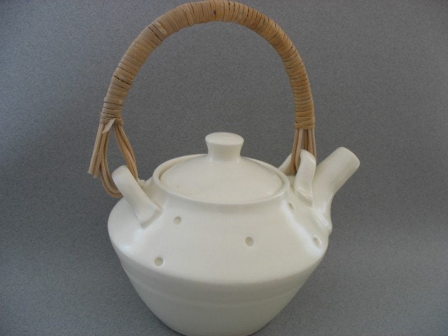 White tea pot with cane handle - Ceruleanblue