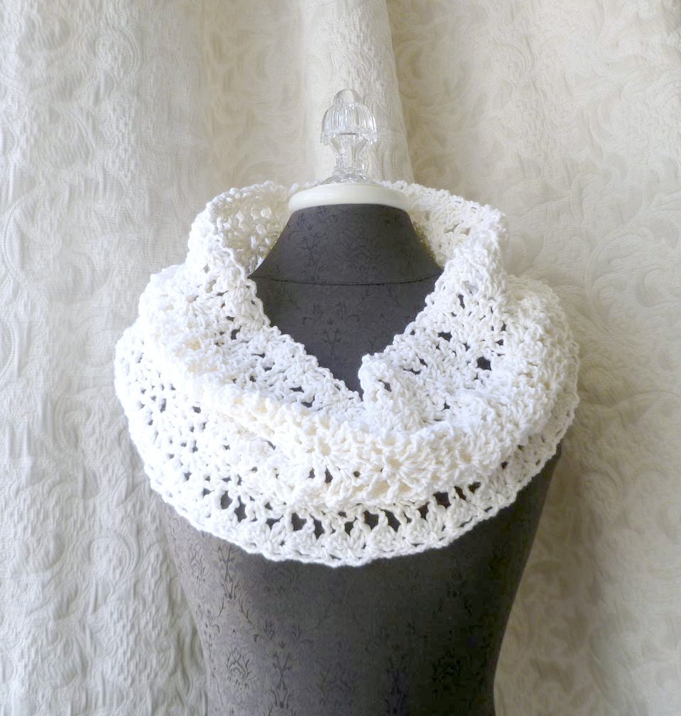 Frosting Cowl in palest vanilla - Luxury