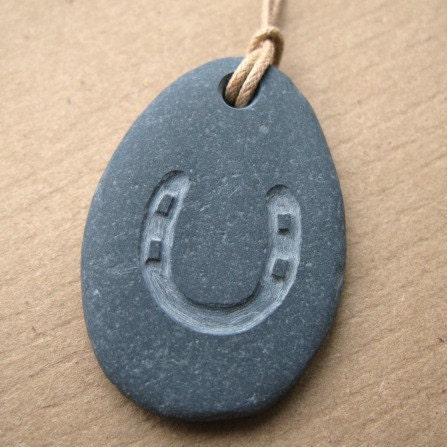 horseshoe pebble necklace