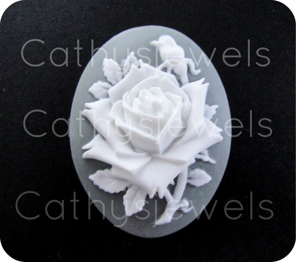 Portrait Cameo  White Rose On Gray 40x30