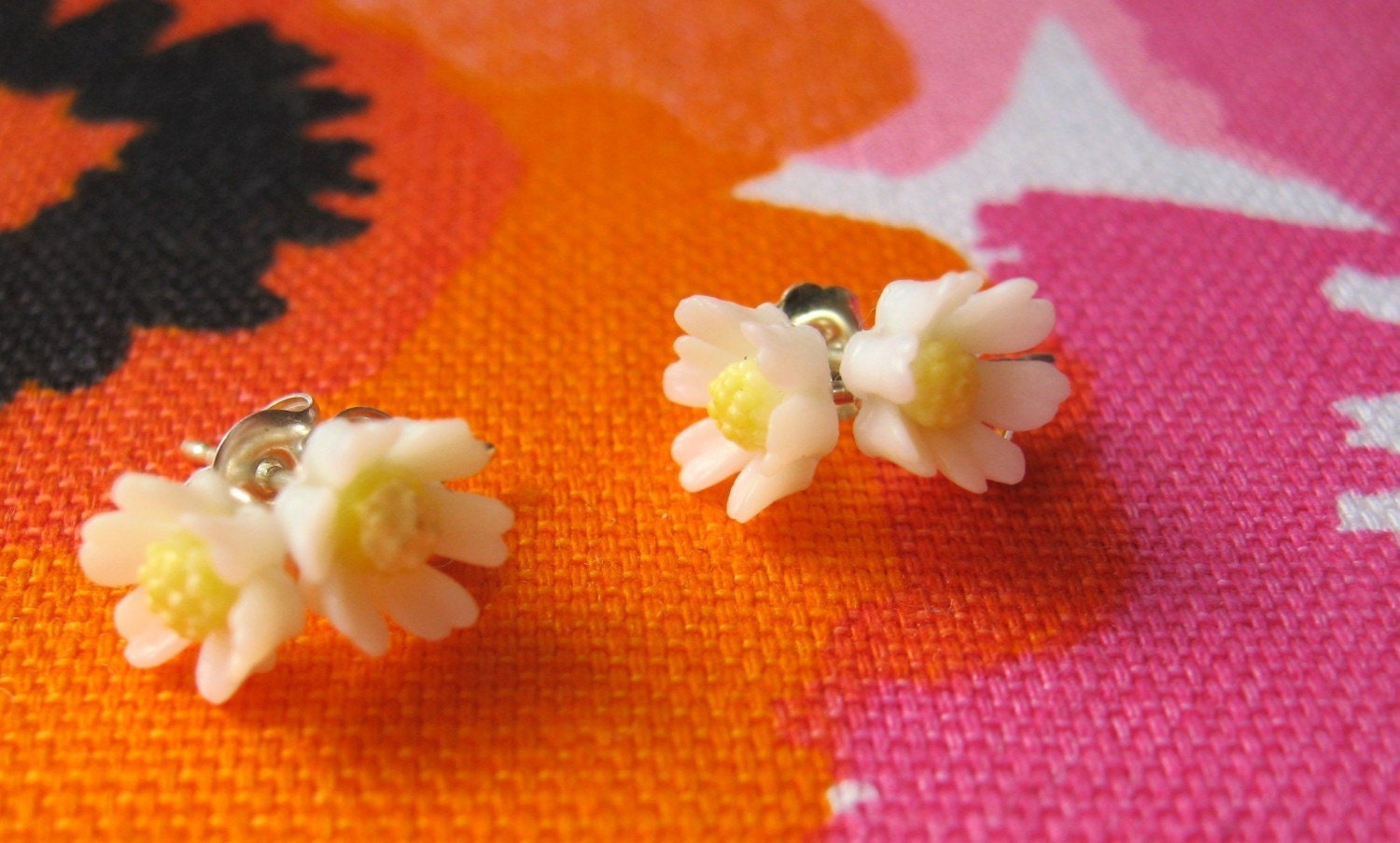 SUPER SALE - vintage classic daisy itty bitty earrings, was 18. now 9.