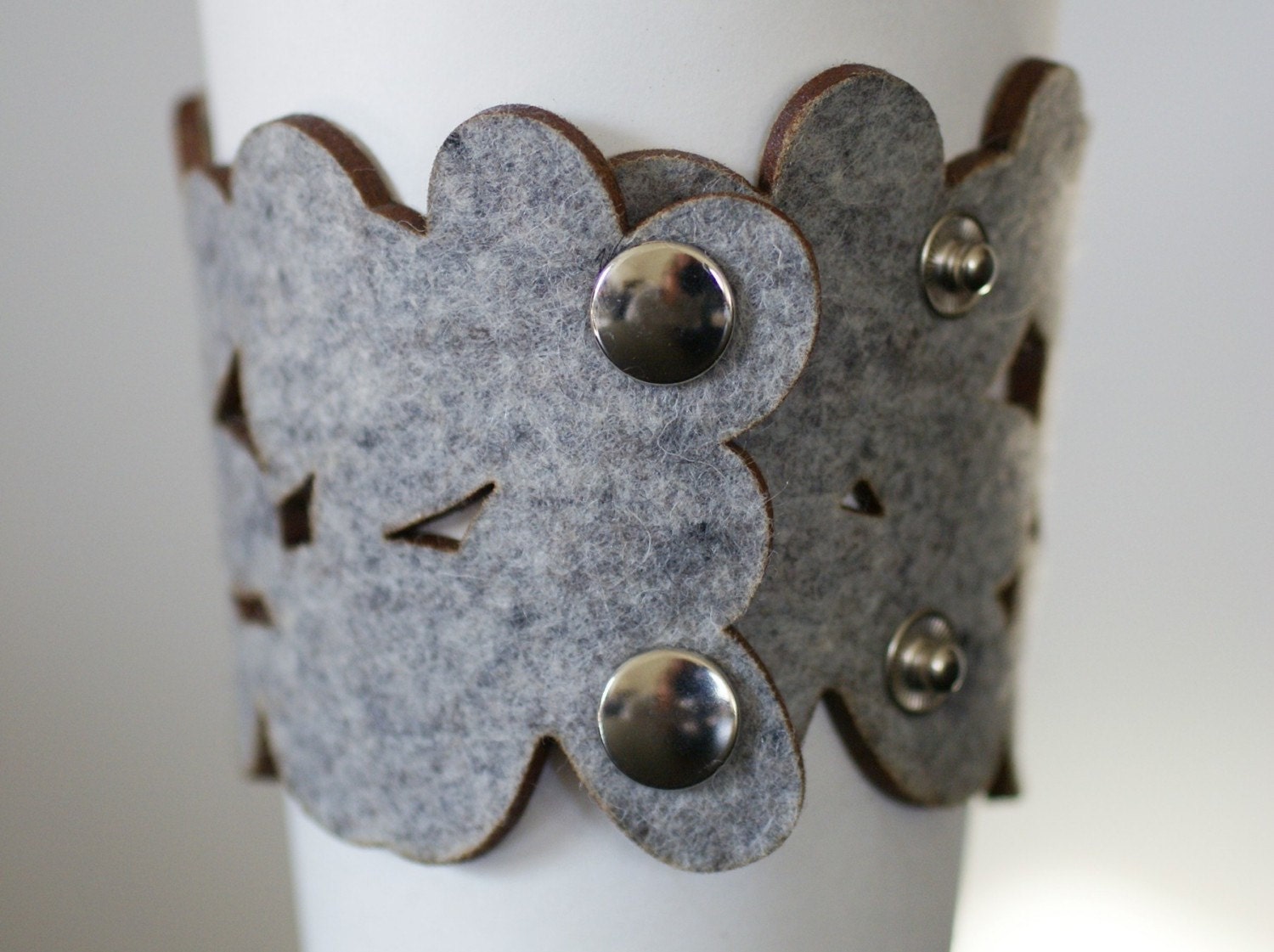 cozy/cuff SNAP - bracelet/reusable cup sleeve in light grey wool felt - size medium - free shipping