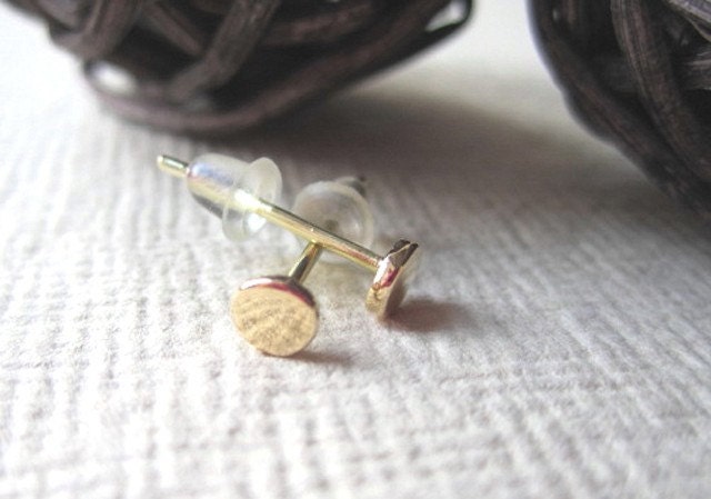 18 Kt gold stud earrings- small bright finish