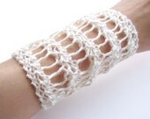 Romantic Hand Knit French Lace Linen Cuff in Cream. Spring Summer Boho Style. Textile Bracelet for Women. Eco friendly Fashion.