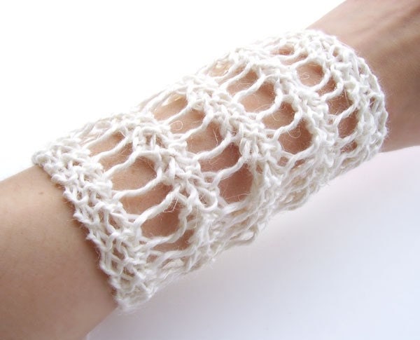 Romantic Hand Knit French Lace Linen Cuff in Cream. Spring Summer Boho Style. Textile Bracelet for Women. Eco friendly Fashion.