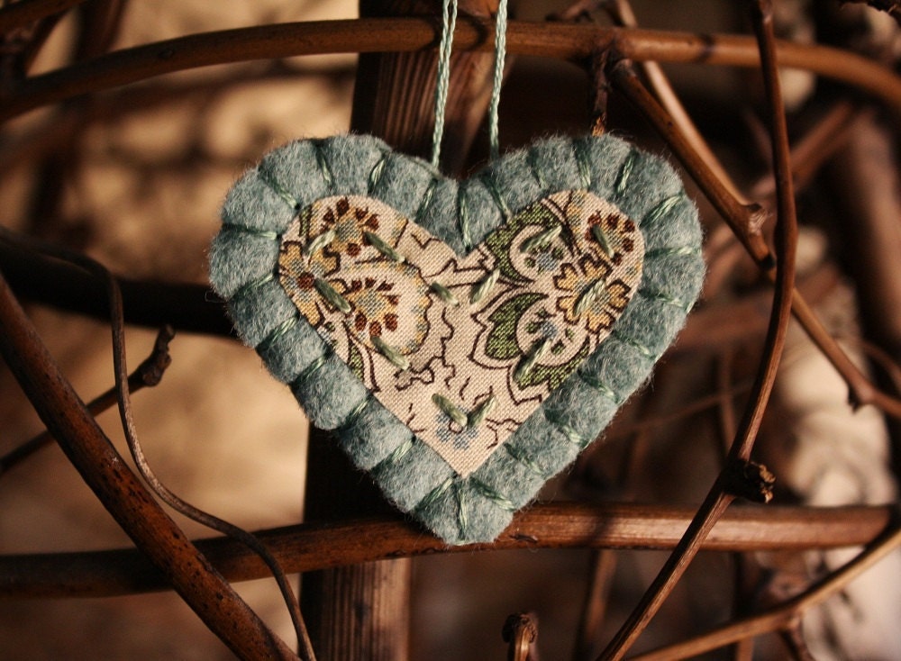 little sweetheart felt heart brooch/ felt ornament holiday decoration