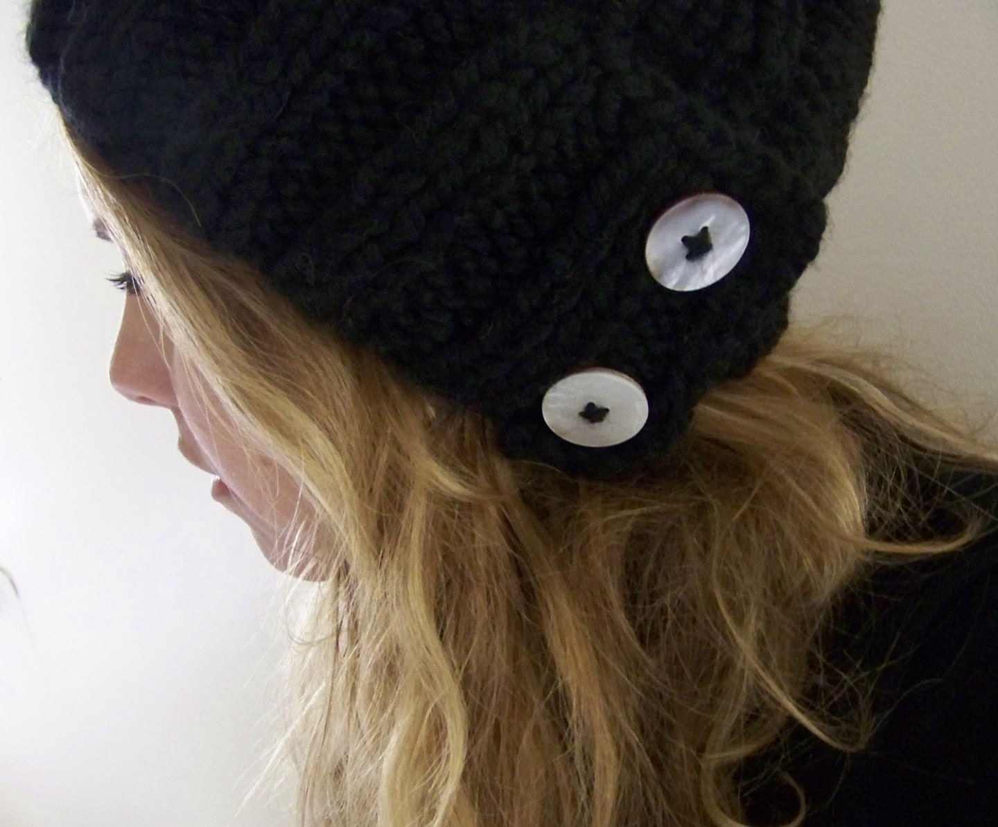 handknitted slouchy side button hat in black