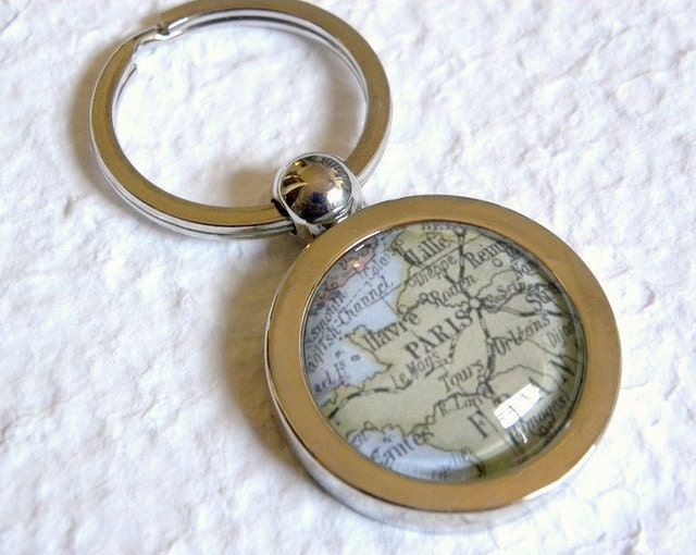 World Traveler Map Keychain - Paris, France