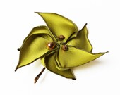Peridot Pinwheel Flower Hairpin with Copper Beads