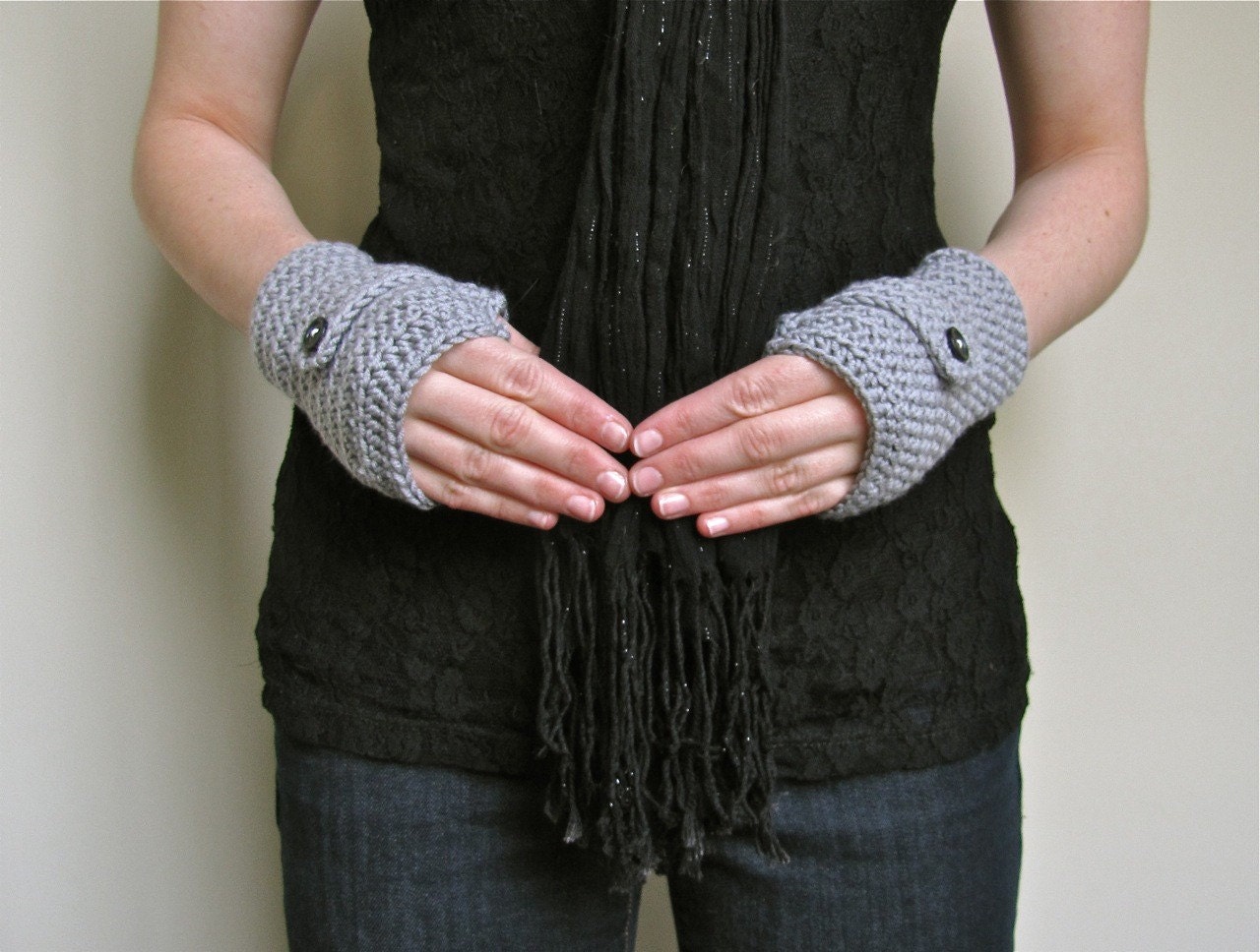 buttoned gloves // gray and black