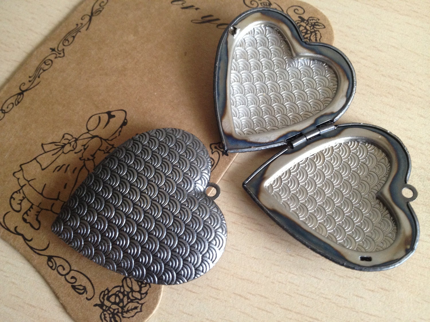 5x  GIANT HEART Locket Fan Print 40x40mm (in antique silver) Code 964-B