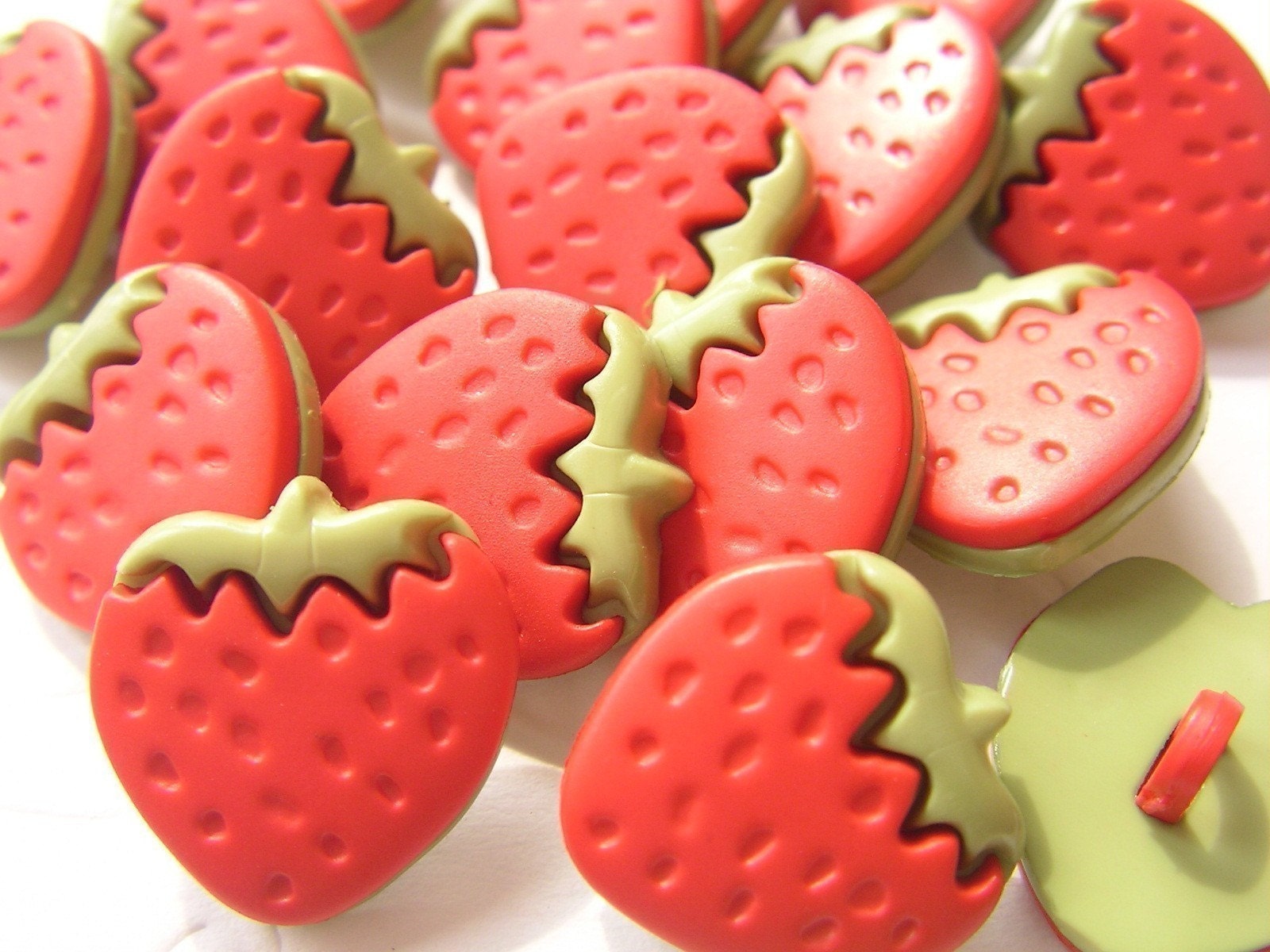 12x STRAWBERRY  BUTTONS  