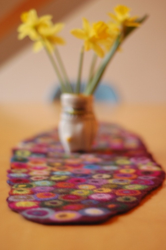 pool of dots table runner
