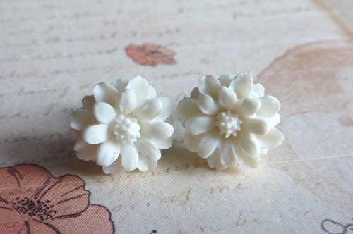 Small White Poppies Stud Earrings. Bridal Earrings. Wedding Jewelry. Bridesmaid Gifts. Bridal Party Gifts. Wedding Party Gifts.