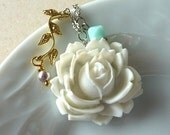 White Rose Necklace. Wedding Necklace. Bridal Jewelry. Bridesmaid Gift.