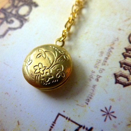 Round Locket Necklace. Vintage Inspired Jewelry. Wedding Necklace. Bridal Jewelry. Bridesmaid Gift.