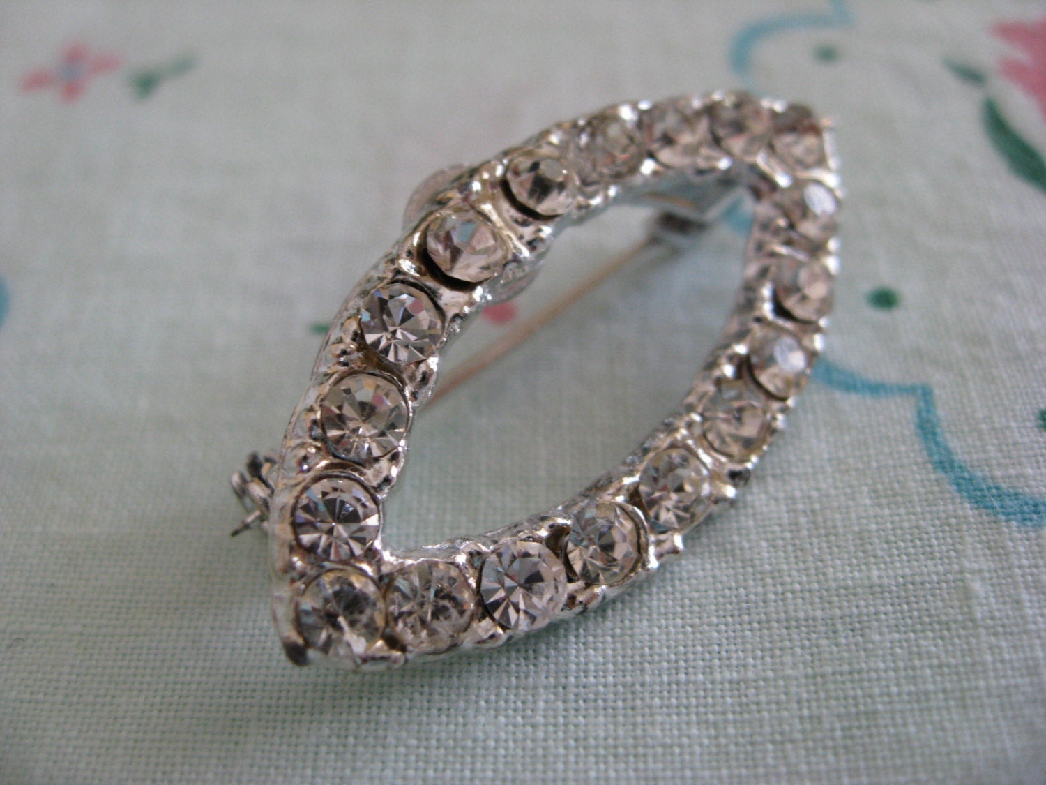 Vintage Brooch - Beautiful Crystals - White Rhinestones - Classic Beauty