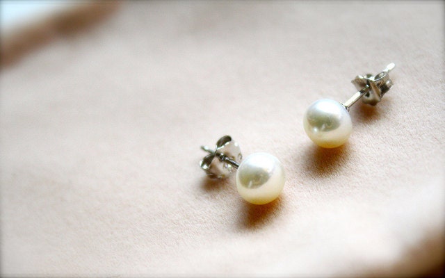 Baby Eleanor -- Petite Pearls (White) - Pearl Earrings, Silver Earrings, Pearl Earstuds, Classic Chic, Timeless Jewelry, Valentine, Weddings