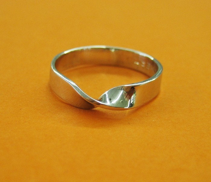 18K White Gold Wide Mobius Eternity Ring
