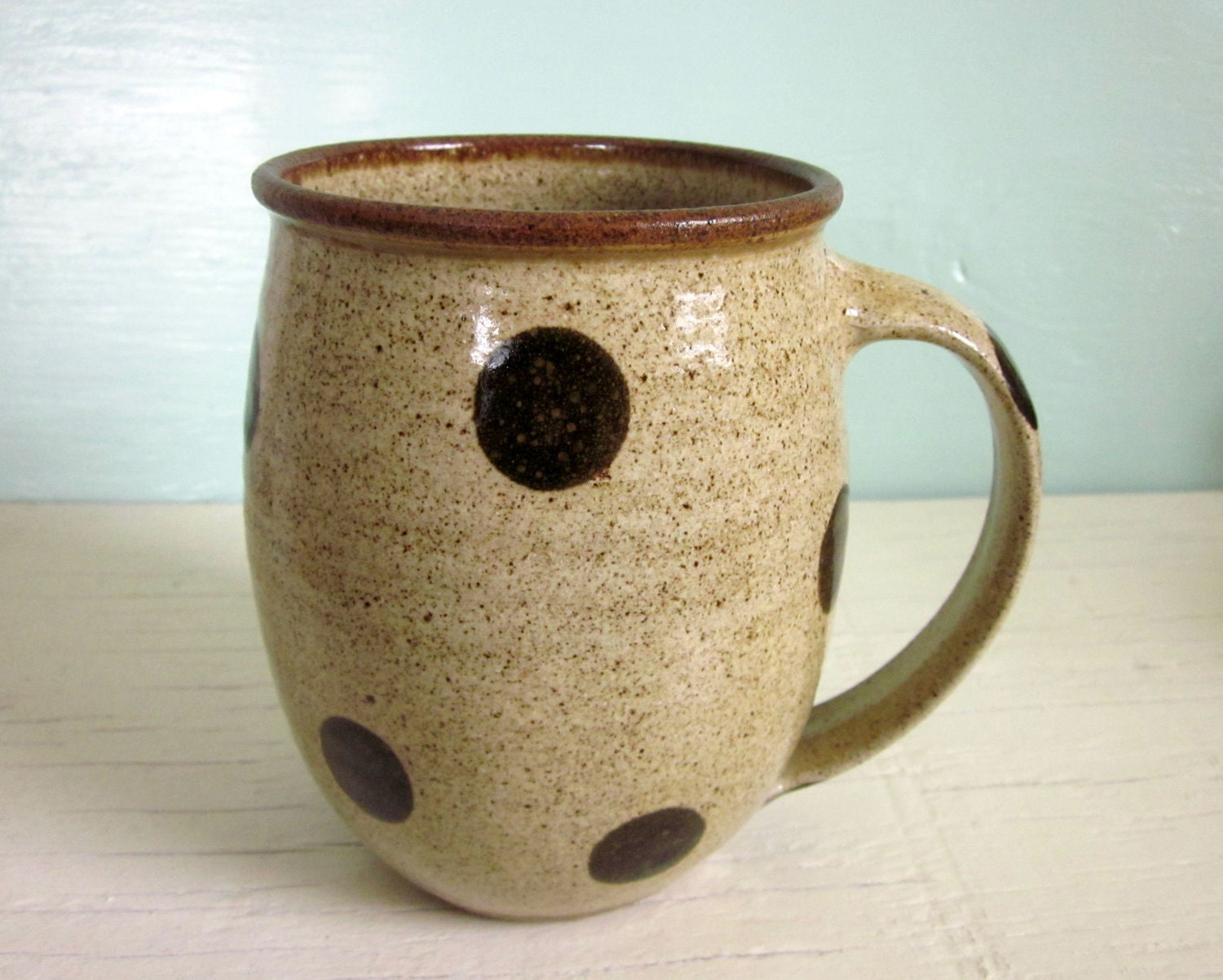 dark polka dotted coffee mug - 24 oz