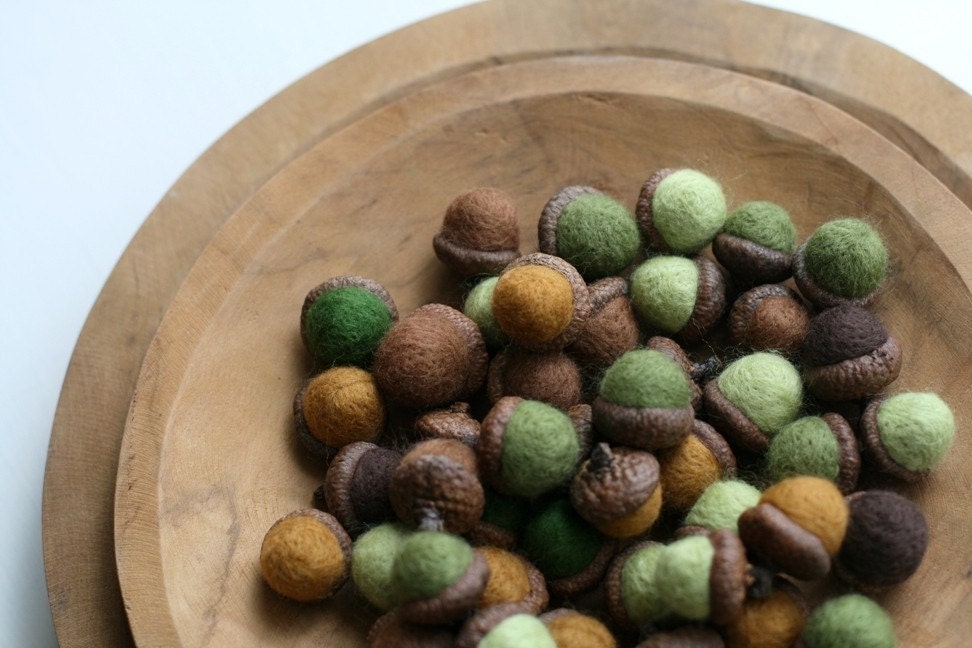 5 Felted Acorns