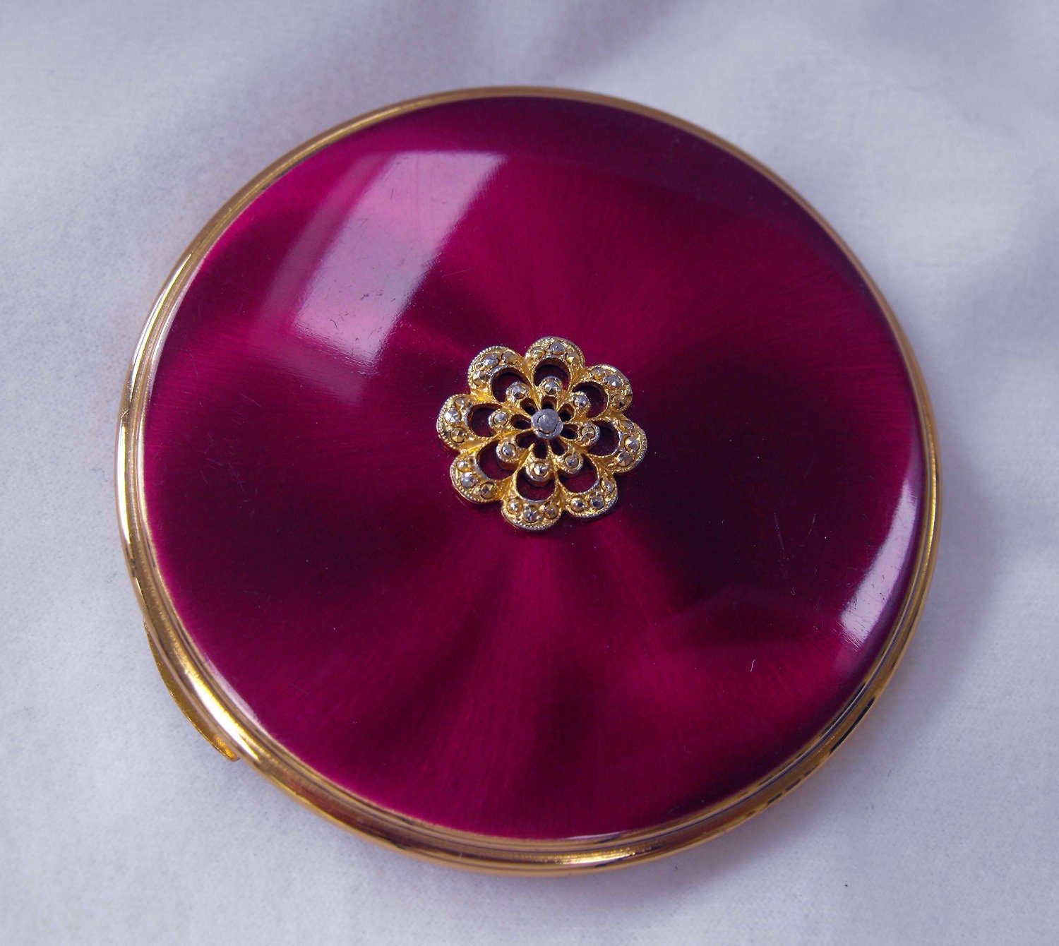 Vintage Compact, England, Fuscia, Goldtone, Marcasites, ca 1960s NT-1106