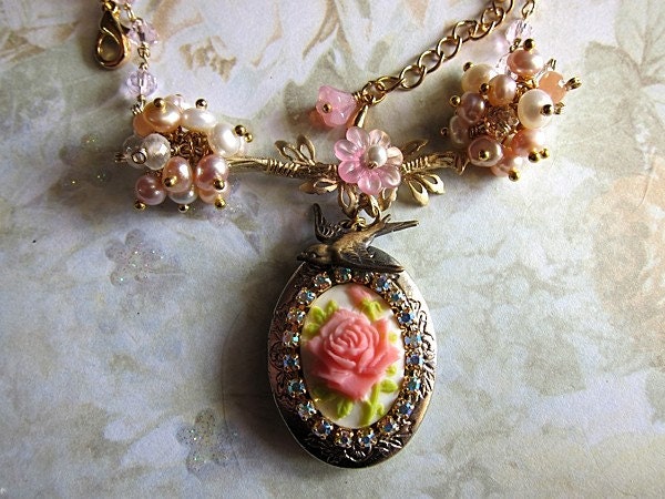 Memorable Love Bird Locket Necklace Chic Glam Pretty Feminine Sweet Victorian Statement Girly Woman Elegant Pastel Pink