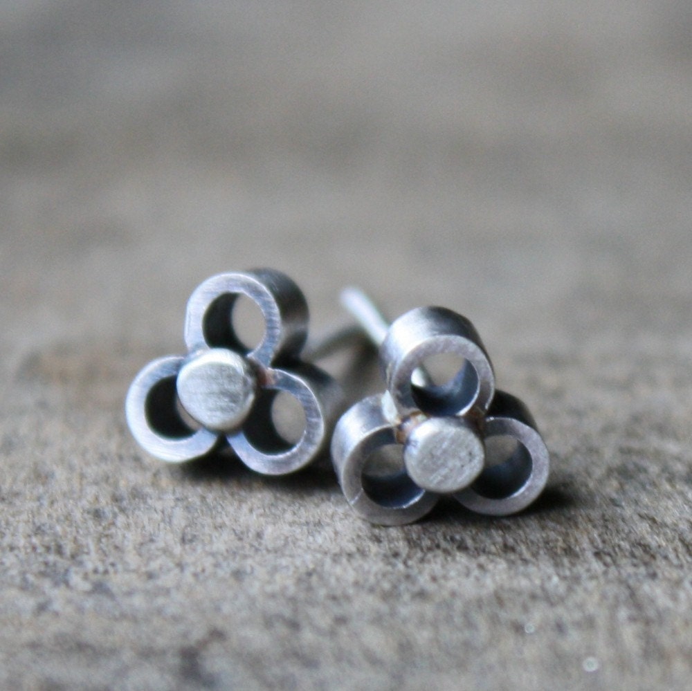 lil flower earrings