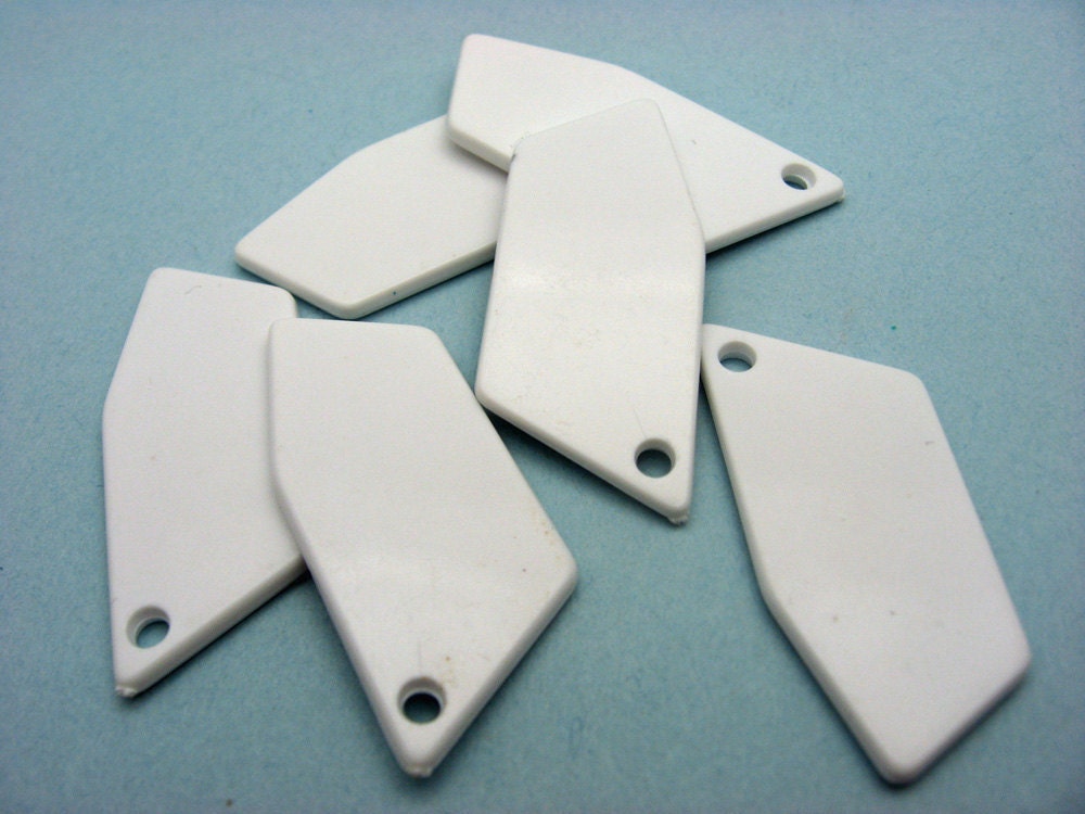 6 Vintage Lucite Art Deco White Pendants MM3